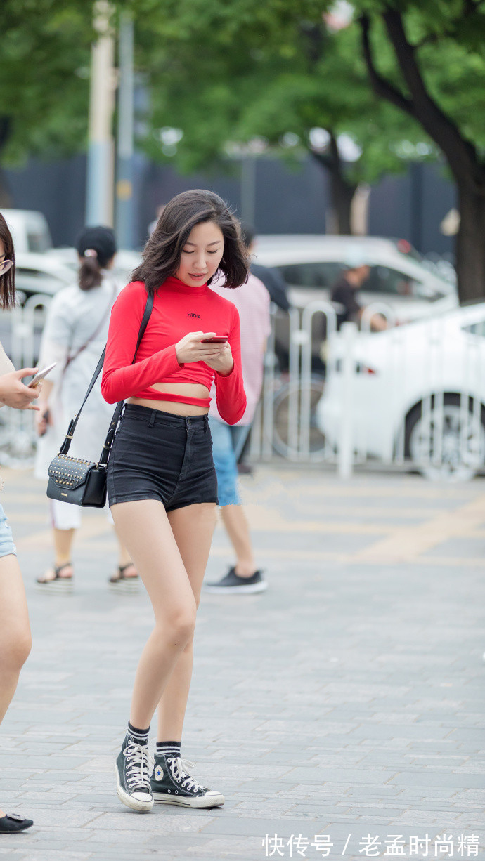 搭配|北京街拍,几款休闲青春范的夏季搭配,你更喜欢哪一款?