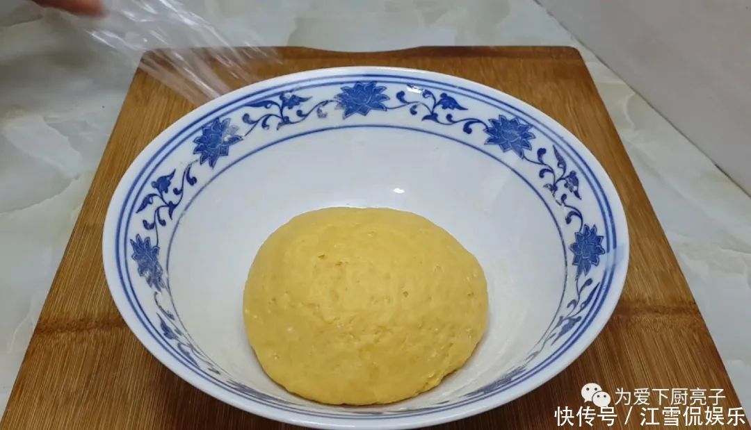  香甜|4个鸡蛋，1碗面，锅里炒一炒，又香又软又香甜，比沙琪玛还好吃！