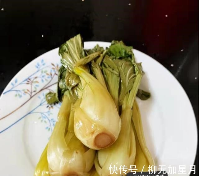 腌酸菜，别直接用盐腌，牢记3点，酸菜又酸又脆，味道正宗不易烂！