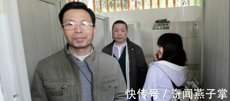 男子|男孩久去厕所未出,母亲担心进入查看,厕所男子动作整齐