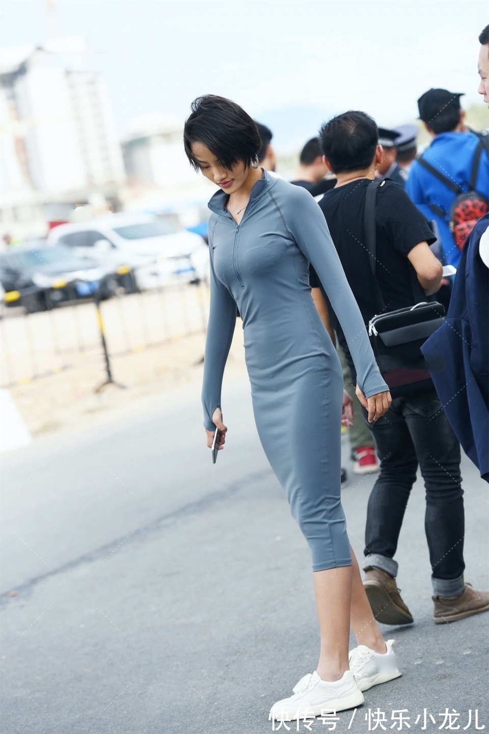 长袖裙 一身灰色长袖裙,多了几分洒脱和美的气韵,值得尝试一番