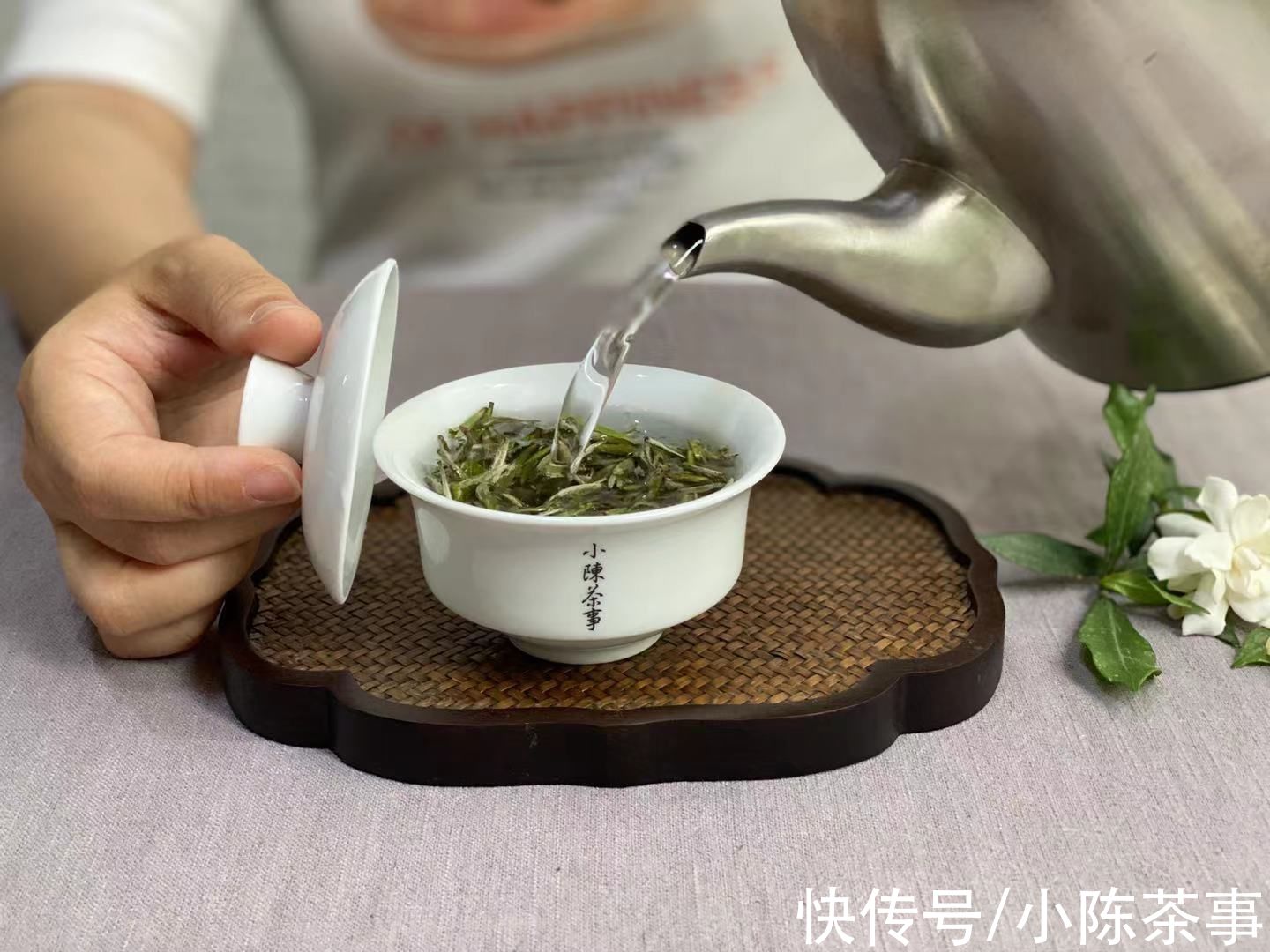 茶汤@对比了盖碗和紫砂壶后，很多人感叹，这么多年茶都白喝了