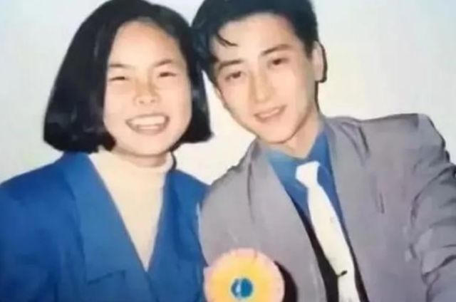 父母|“爸,你怎么看上我妈了?”儿子看到父母年轻的照片后,产生疑问