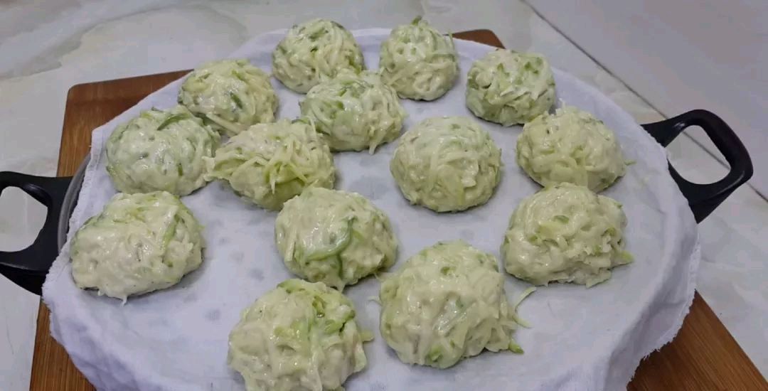 到吃萝卜的时候,我教你怎么做萝卜肉丸它们味道鲜美,但不油炸你吃得越多,它们就越香