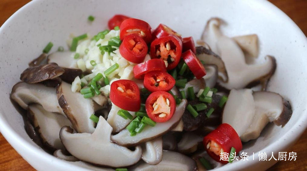 香菇别光炒着吃，教你做凉拌香菇，爽口不油腻