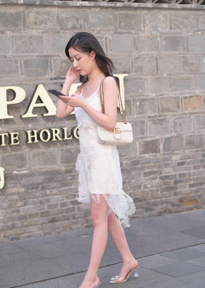 高领 牛仔裤搭配白色短款上衣,穿搭清纯时尚,少女气息十足