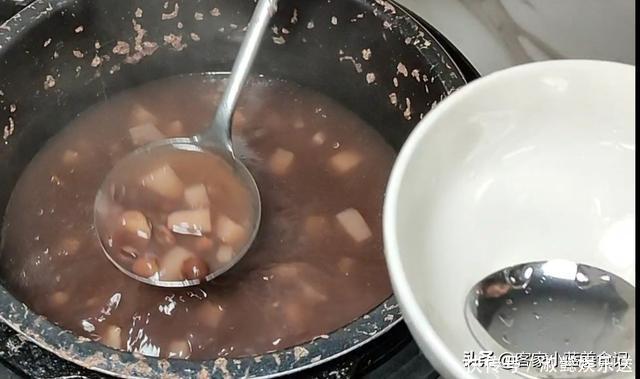 女人再忙也要好好爱自己，一周喝两回这汤，脸色红润又漂亮