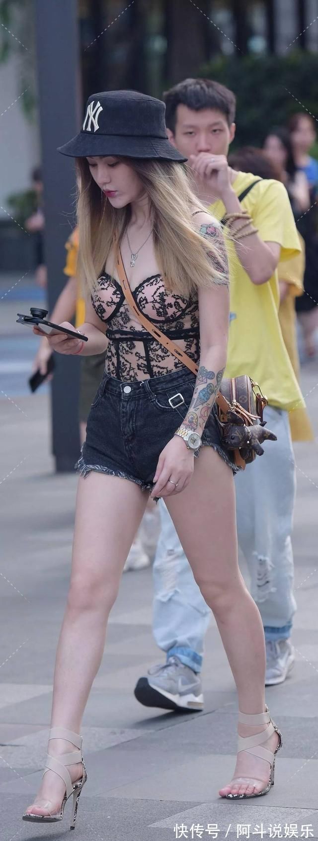 颜色|时尚精致的打底裤穿搭衬托优美的线条，时尚大方又舒适，简约大方