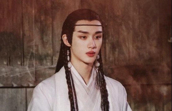古装造型|《天官赐福》白白招黑后，丁程鑫上线读日记，少年心事惹人心疼！