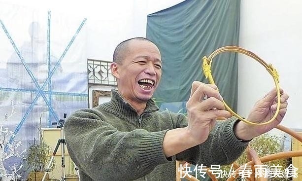 宣州谢朓楼饯别校书叔云@小伙取下自己的肋骨做成项圈,把自己封进水泥里,他的人生太疯狂