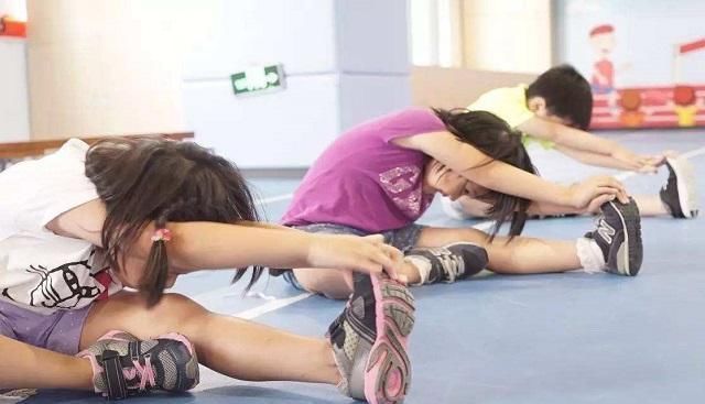 玉姐|孩子个子矮体重轻,越补越干瘦医生是积食,做好这3件事就行