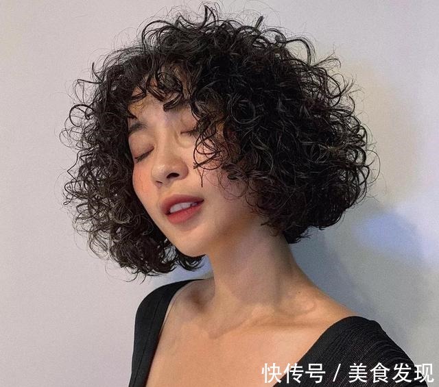 洋气 今冬流行烫满头发型20多款,时尚还保暖,烫完真洋气!