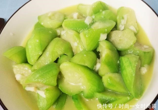 炒丝瓜时,不要直接下锅炒,学会大厨这1招,丝瓜不发黑保持翠绿!
