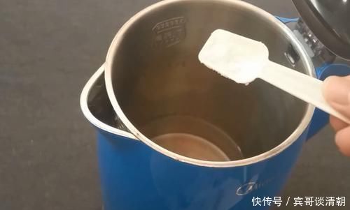 赶紧在水壶里撒一勺盐,没想到作用这么大,看完回家试一试
