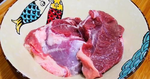 肉馅|入秋后，要多吃此肉，用来做肉丸子汤，鲜美营养高，吃着特别香！