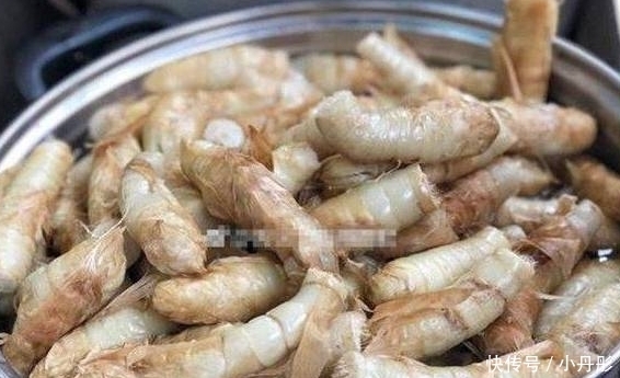 70岁大爷路边卖“稀罕”小吃,很多人没有吃过,尝过后抢着买!