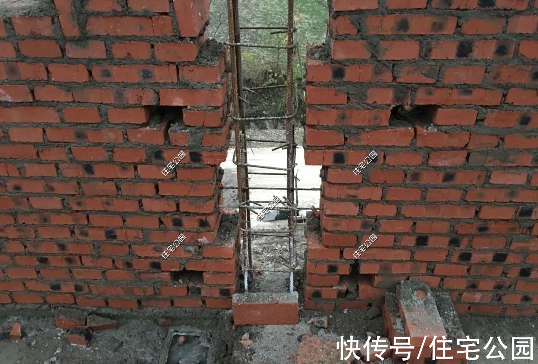 露台|河南农村10万买地，3层洋楼65万盖好，旋转楼梯配露台简直完美