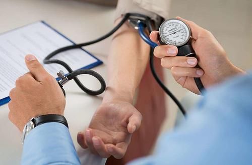 心脏病早期的5个症状,一旦出现,建议去检查一下