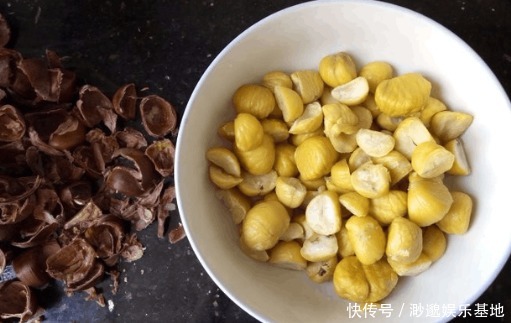 个个|煮板栗,别直接用水煮了!再加一步,板栗自动开口,个个不粘皮儿