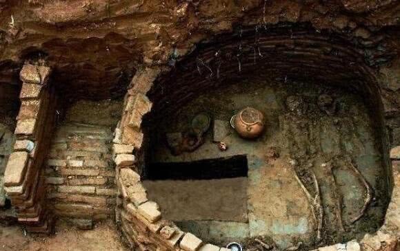 汉墓被盗挖25年,盗墓贼还在墓上建屋,他为何方神圣?