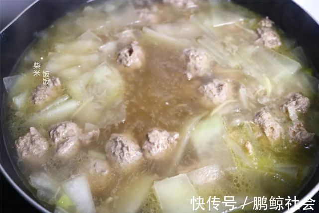冬瓜|白菜和冬瓜一锅煮，搭配自制肉丸太好吃，每人一碗，连汤也不剩