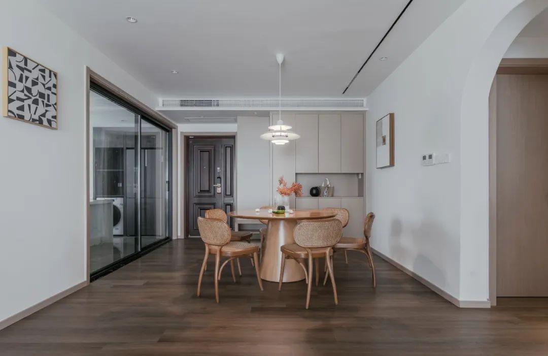 146㎡现代简约设计风格，打造南北朝向的明亮空间|黄石装修 | 过道