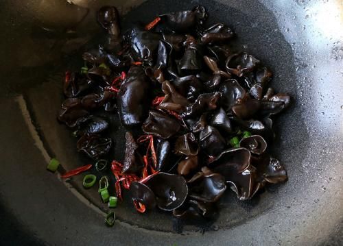 青椒、干辣椒、银耳、木耳这样一起爆炒，味道不会让你失望