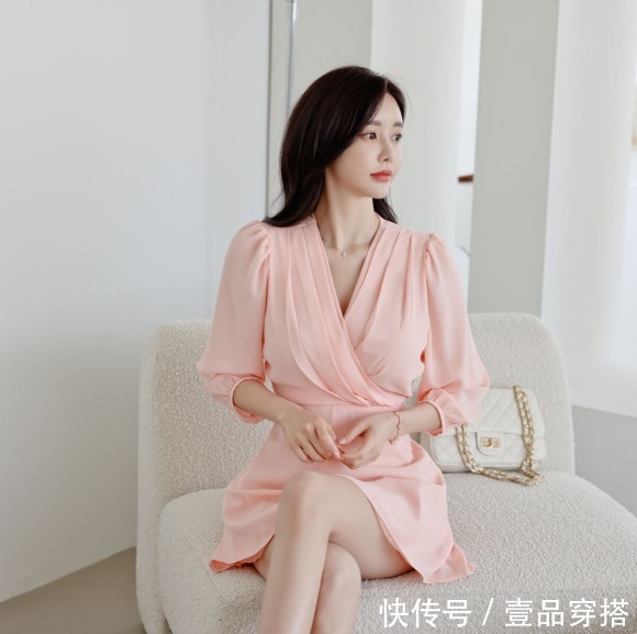 时尚|女神孙允珠时尚搭配：雨虹雅致淡粉柔情绸缎百褶裙