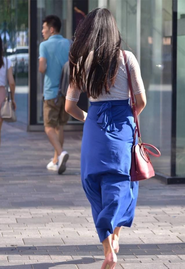 搭配|美女穿搭宝石蓝半身高腰长裙,搭配粉色尖头细跟鞋,微胖穿出气质美