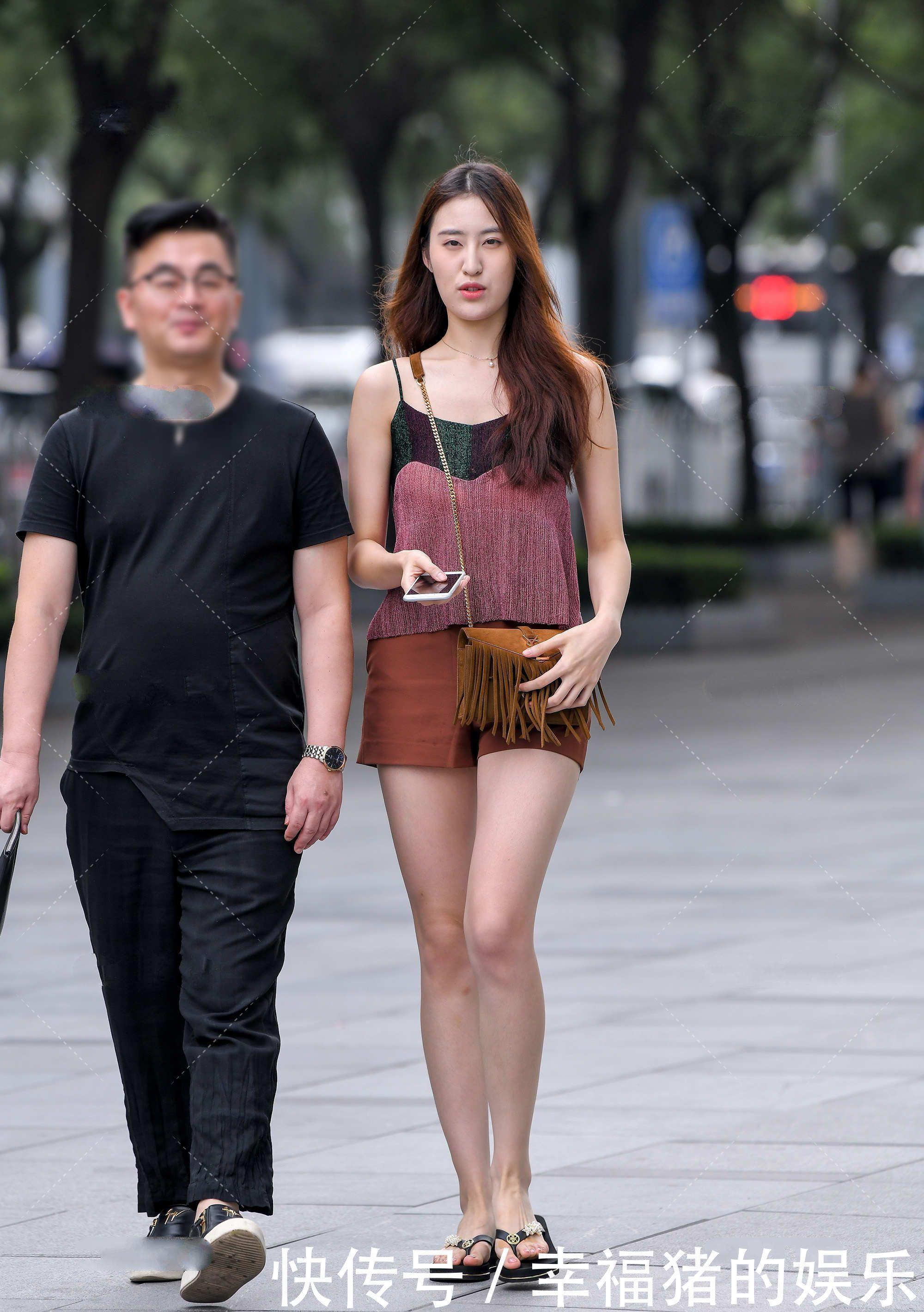 红色|鎏金细闪小背心,红色与绿色的搭配,更加时尚清新