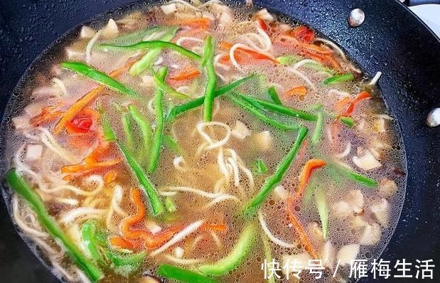 面条这样做太好吃了,加几个香菇一块鸡肉,汤鲜味浓