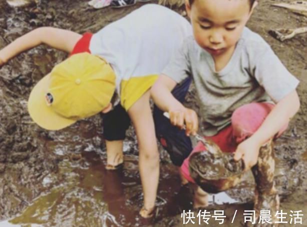 父母|双胞胎兄弟,一个留在国内养,一个带到国外养,18年重聚差距明显