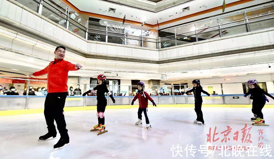 冬奧|花滑世界冠軍張昊成“校外教練”，與小學(xué)生冰上互動