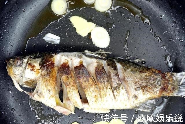 不粘|煎鱼时，先别着急下锅煎，掌握2个小技巧，不破皮不粘锅、鱼不腥