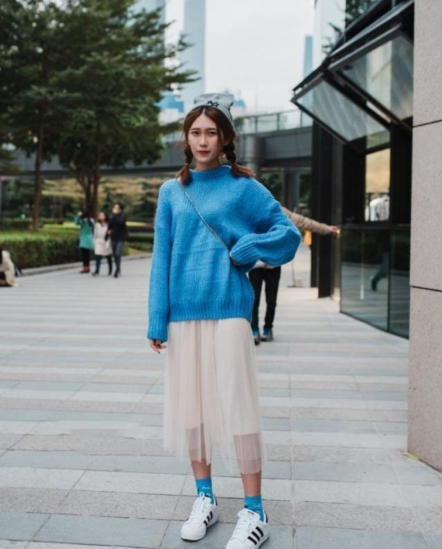 简洁|街拍:身材高挑气质不凡的姐妹花,休闲装的搭配简洁又唯美