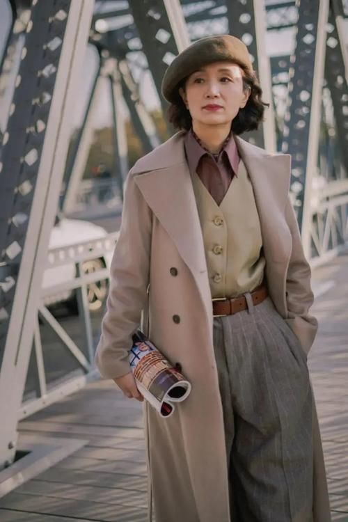 40岁以上的女人学“别人家的妈妈”穿搭,简约气质,减龄有品位!