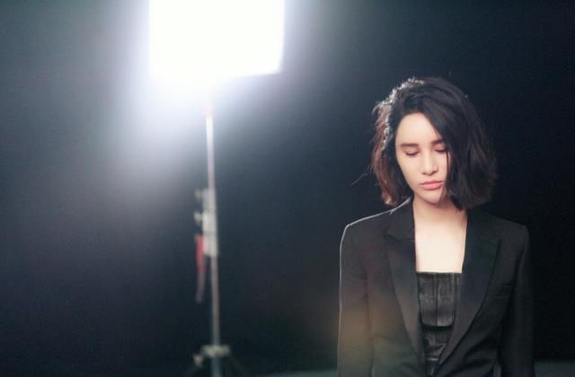 从超女冠军到销声匿迹，你以为尚雯婕过气了，其实她早已逆袭