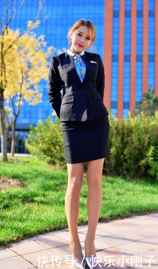 美女穿上职业装,知性优雅,想必追的人很多吧