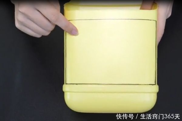 卫生间|洗洁精瓶是个“宝”,剪几刀放在卫生间,全家人都要抢着用!