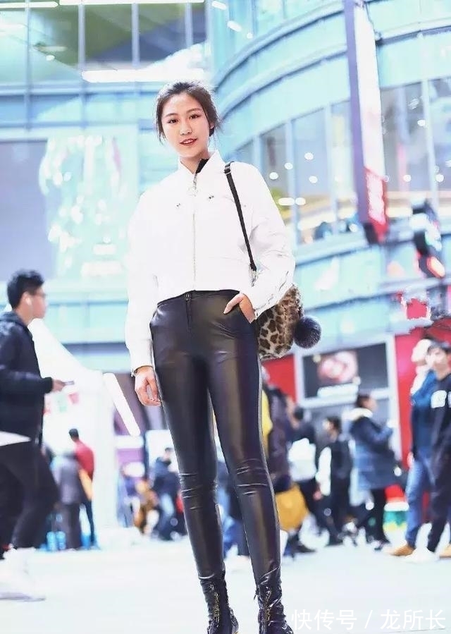 性感 紧身的皮裤,搭配白色短款皮夹克帅气,显得非常的时尚性感