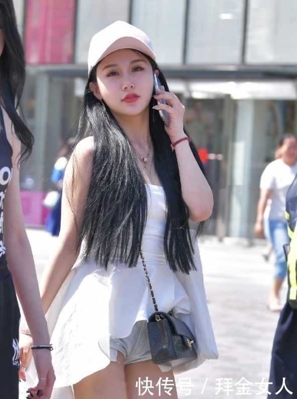 小姐姐|街拍:极品女神长发及腰,紧身衣加小短裤真的美,凸显好身材!