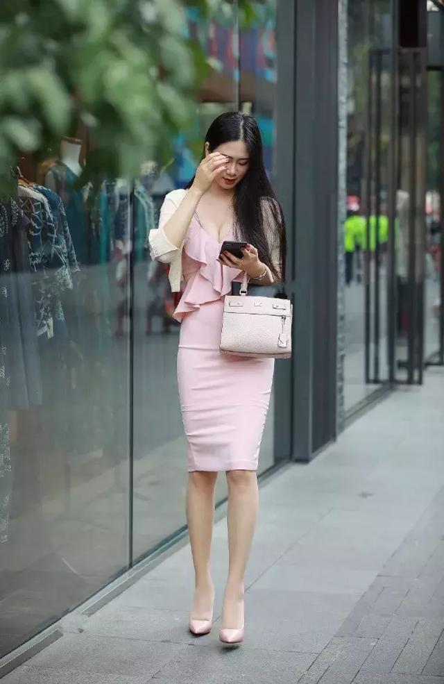 街拍：小姐姐身穿黑灰色的上衣，高挑靓丽，看上去十分的有质感