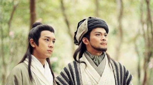 乔峰被誉为中原第一人,打谁都是略胜一招,这两人对上他却是完克