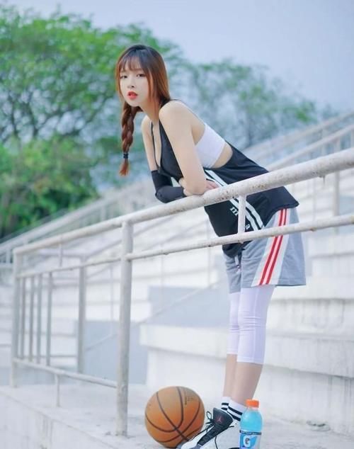 姐姐的运动风格，吊带背心+灰色短裤，酷帅而淘气