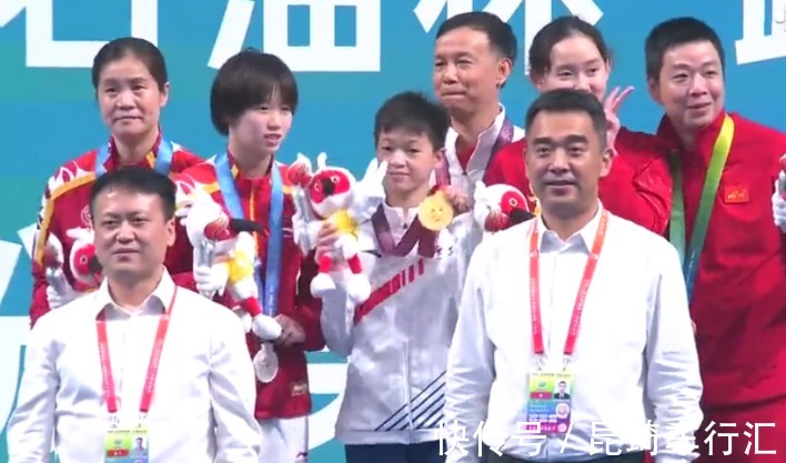 金牌|又暖心又可爱!全红婵与何教练手牵手登上领奖台,挥手+高举金牌