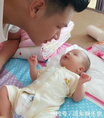 羡慕|哥哥和妹妹相差18岁,两人相处的瞬间,妈妈都羡慕