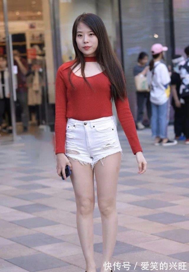 小姐姐|美女穿搭：姐姐这样穿太迷人，修身上衣搭配热裤，减龄舒适有魅力