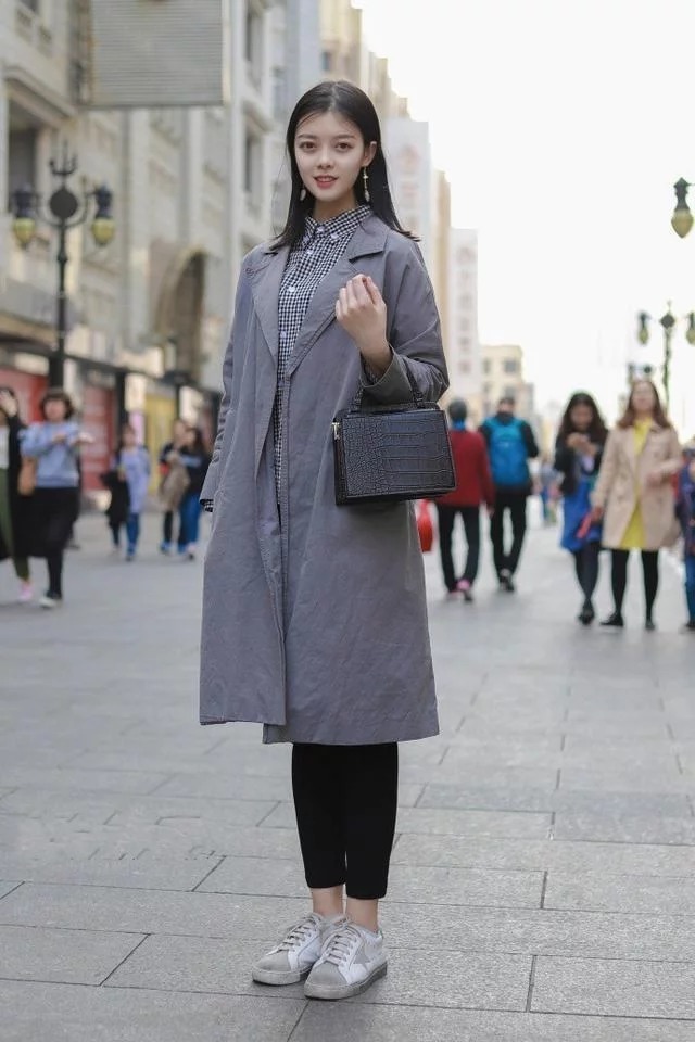 街拍：美女身穿个性上衣，时尚又亮丽，尽显高贵气质