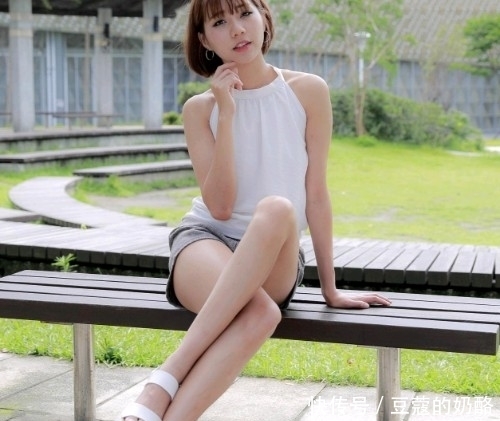 婀娜多姿|街拍:婀娜多姿的白衣小姐姐,妩媚迷人,勾勒出性感的身材