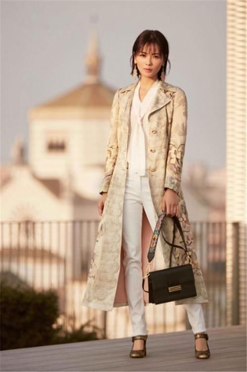 卡其色|怎么把风衣穿得高级？跟明星学着点：内搭选纯又时尚